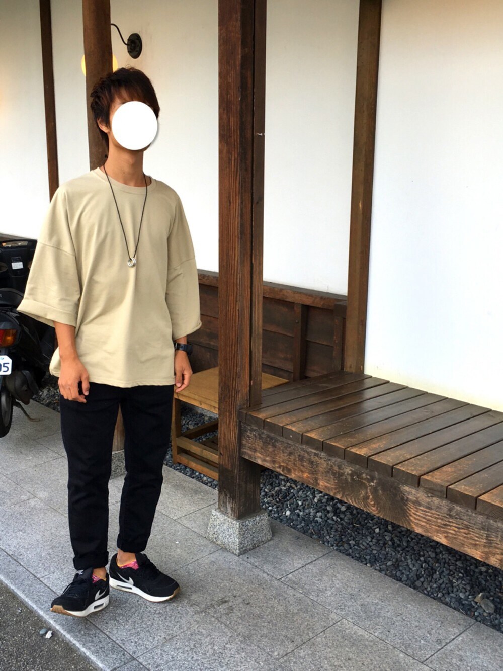 「シンプル、秋、ストリート、ベージュ、エアマックス、ビックシルエット、ビックシャツ」｜「NIKEのNIKE ナイキ AIR MAX 1 ESSENTIAL エア マックス 1 エッセンシャル M537383（スニーカー、ブラック系）」を使った、Yuki.さん（メンズ・168cm）の秋コーディネートの1枚目の写真