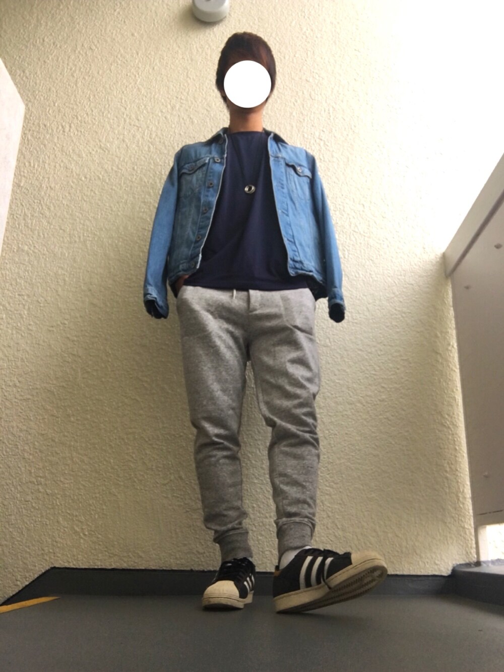 「スニーカー、Gジャン、スウェットパンツ、グレーのスウェットパンツ、デニム、カジュアル、通学」｜「adidas Originalsのアイテム（スニーカー、ブラック系）」を使った、Yuki.さん（メンズ・168cm）の秋コーディネートの1枚目の写真
