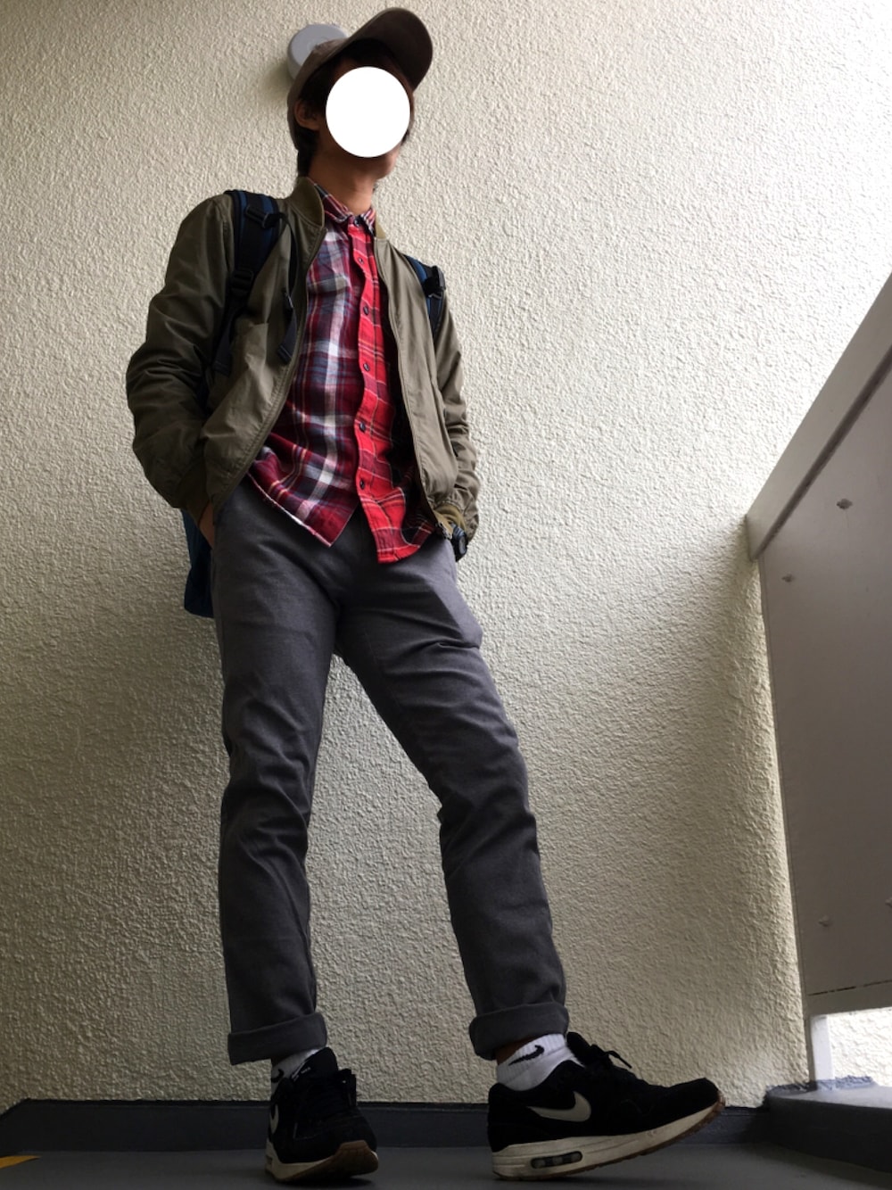 「ストリート、秋コーデ、グレー、チェックシャツ、赤、MA-1、ナイキ、エアマックス、カジュアル」｜「NIKEの【NIKE】3P COTTON CUSHION LOW CUT SOCKS（ソックス/靴下、グレー系）」を使った、Yuki.さん（メンズ・168cm）の秋コーディネートの1枚目の写真