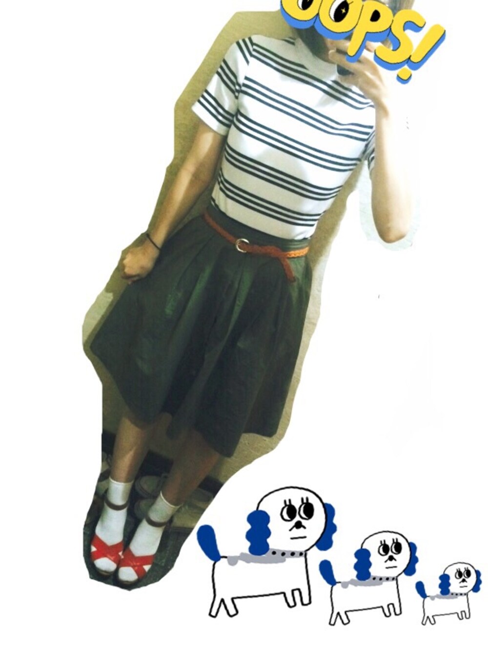 ホワイト系のTシャツ/カットソー、グリーン系のスカートを着用したレディースの春コーディネートの1枚目の写真