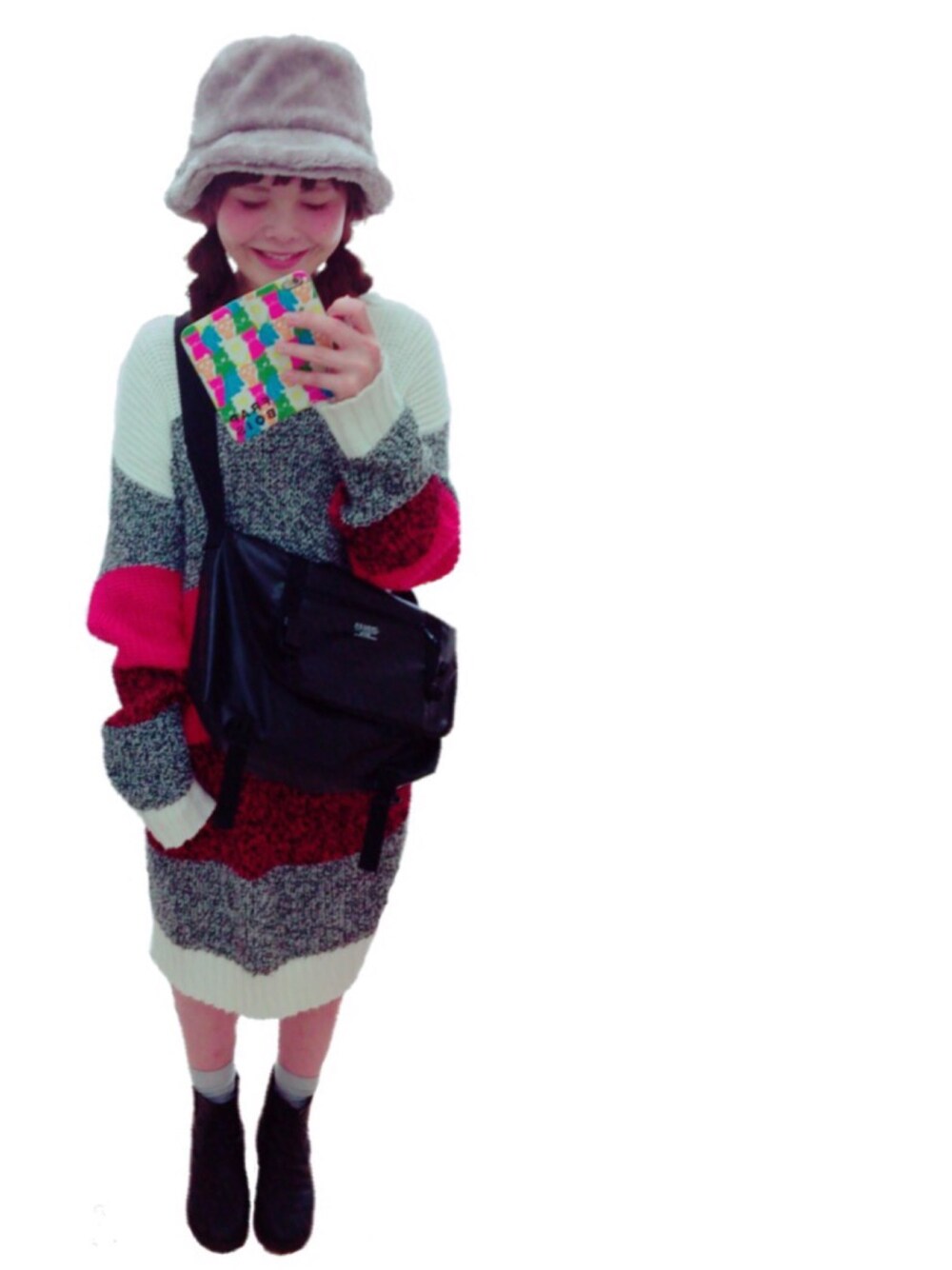 レッド系のワンピース、ブラック系のショルダーバッグ、ブラック系のブーツを着用したレディースの秋コーディネートの1枚目の写真