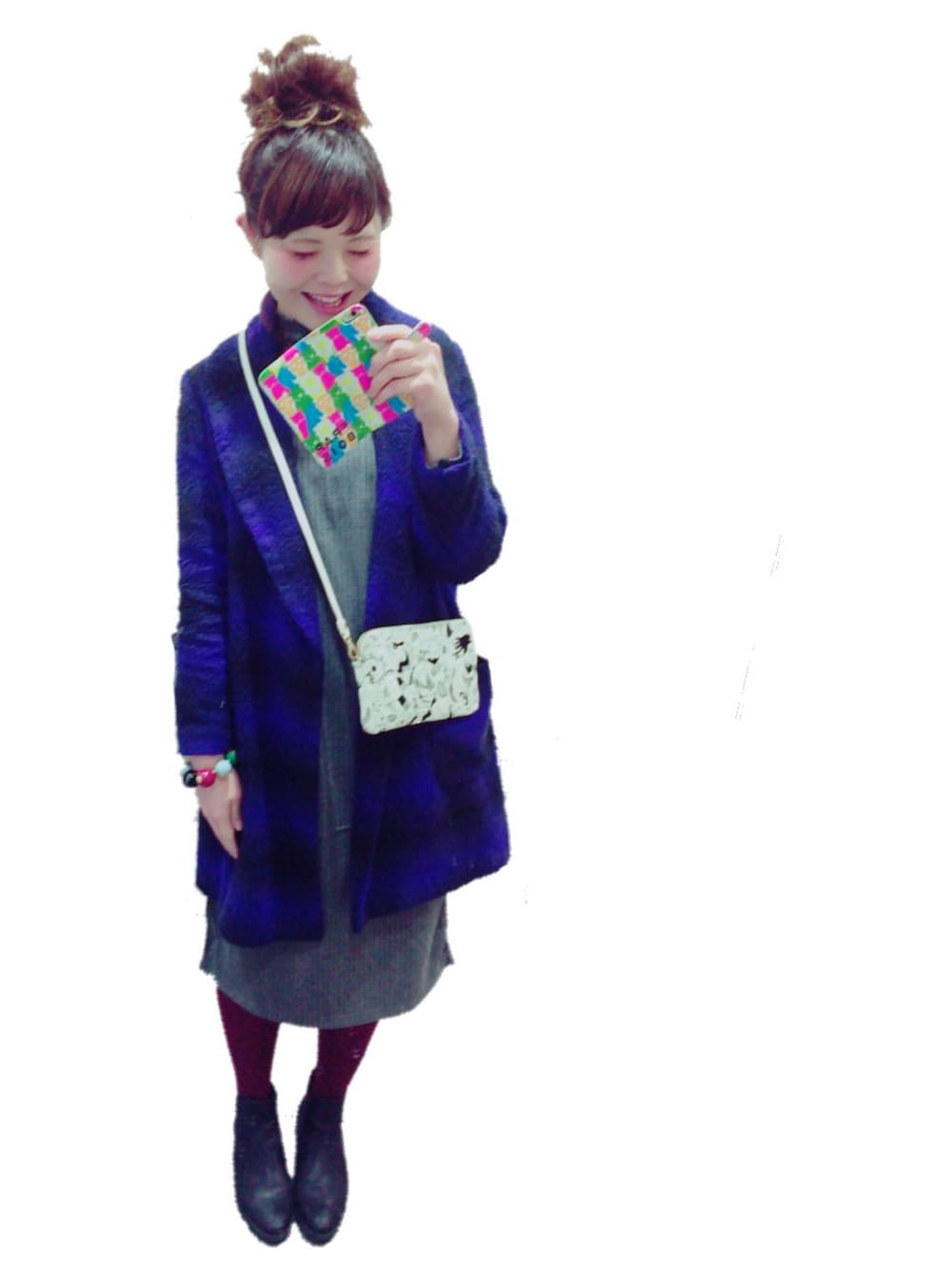ブルー系のジャケット/アウター、グレー系のワンピース、ホワイト系のバッグを着用したレディースの冬コーディネートの1枚目の写真