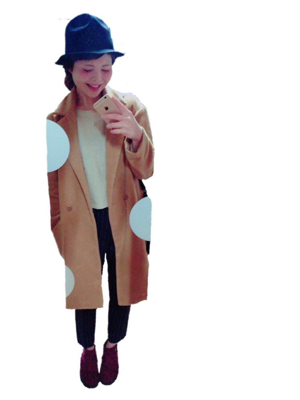 ベージュ系のジャケット/アウター、ホワイト系のニット/セーター、ブラック系のハンドバッグを着用したレディースの冬コーディネートの1枚目の写真