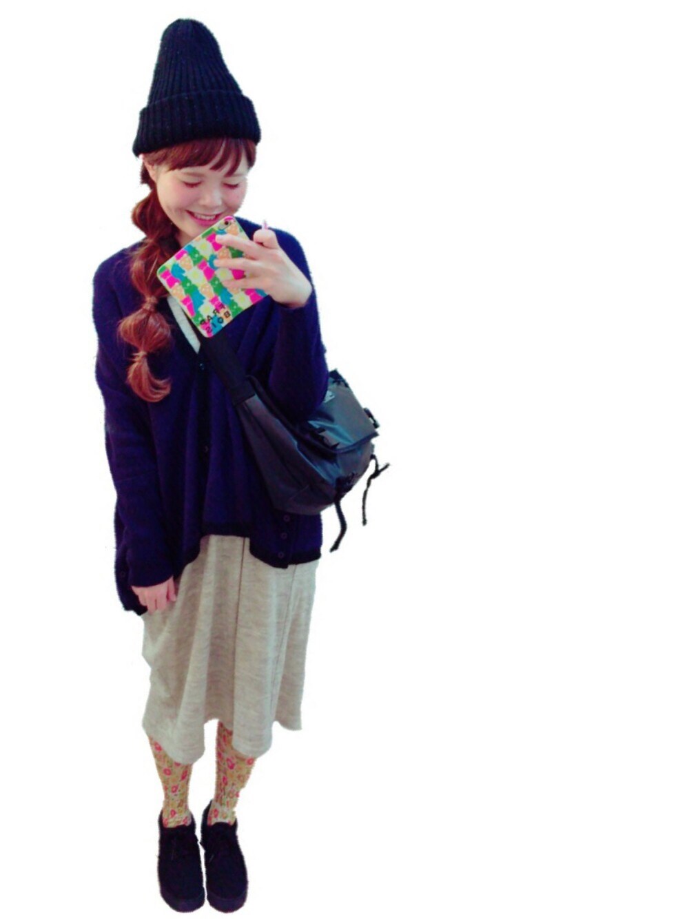 ブルー系のカーディガン/ボレロ、ベージュ系のワンピース、ブラック系のショルダーバッグを着用したレディースの秋コーディネートの1枚目の写真