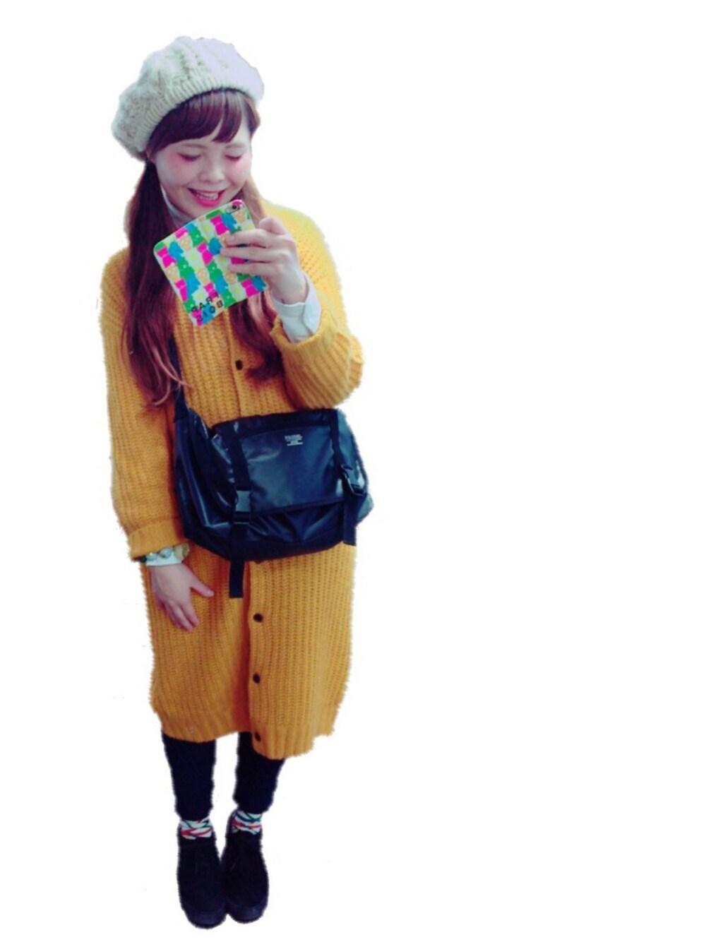 ホワイト系のシャツ/ブラウス、ブルー系のその他パンツ、ブラック系のショルダーバッグを着用したレディースの秋コーディネートの1枚目の写真