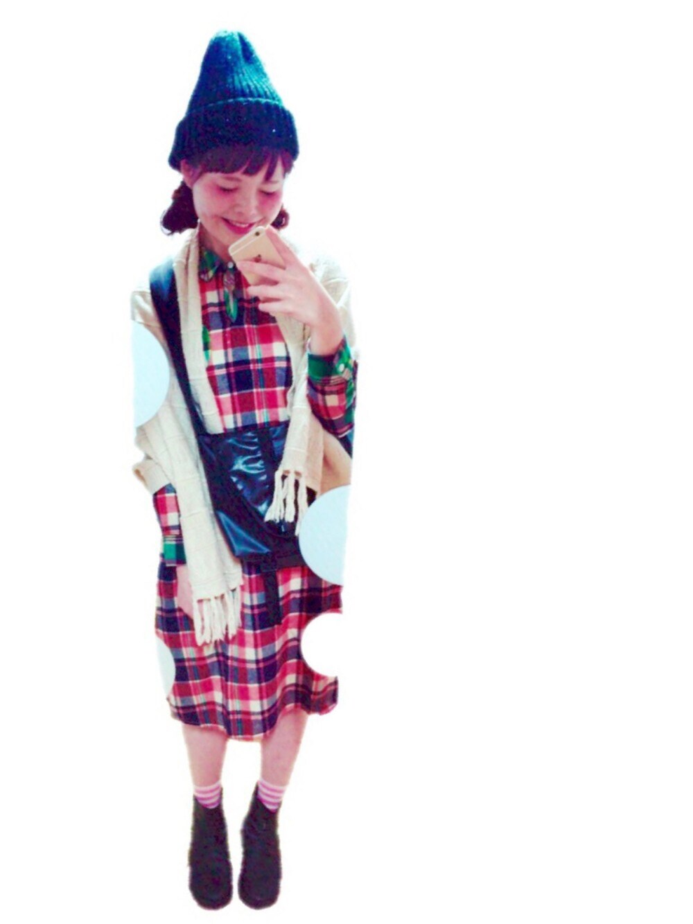 オレンジ系のワンピース、ブラック系のショルダーバッグ、ブラック系のブーツを着用したレディースの秋コーディネートの1枚目の写真