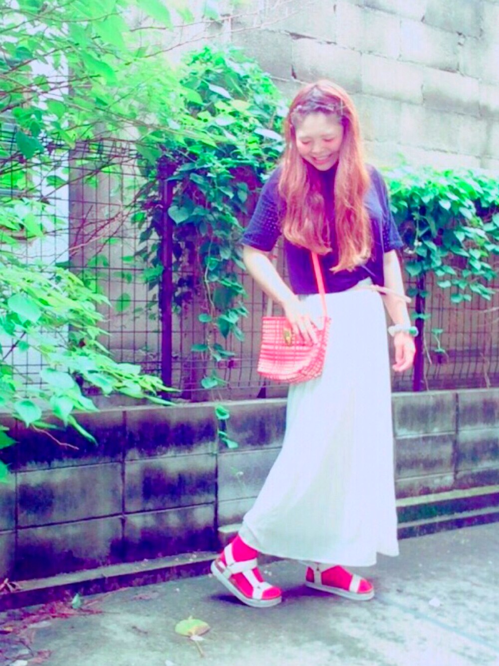 ブラック系のTシャツ/カットソー、レッド系のショルダーバッグ、ホワイト系のパンツを着用したレディースの夏コーディネートの1枚目の写真