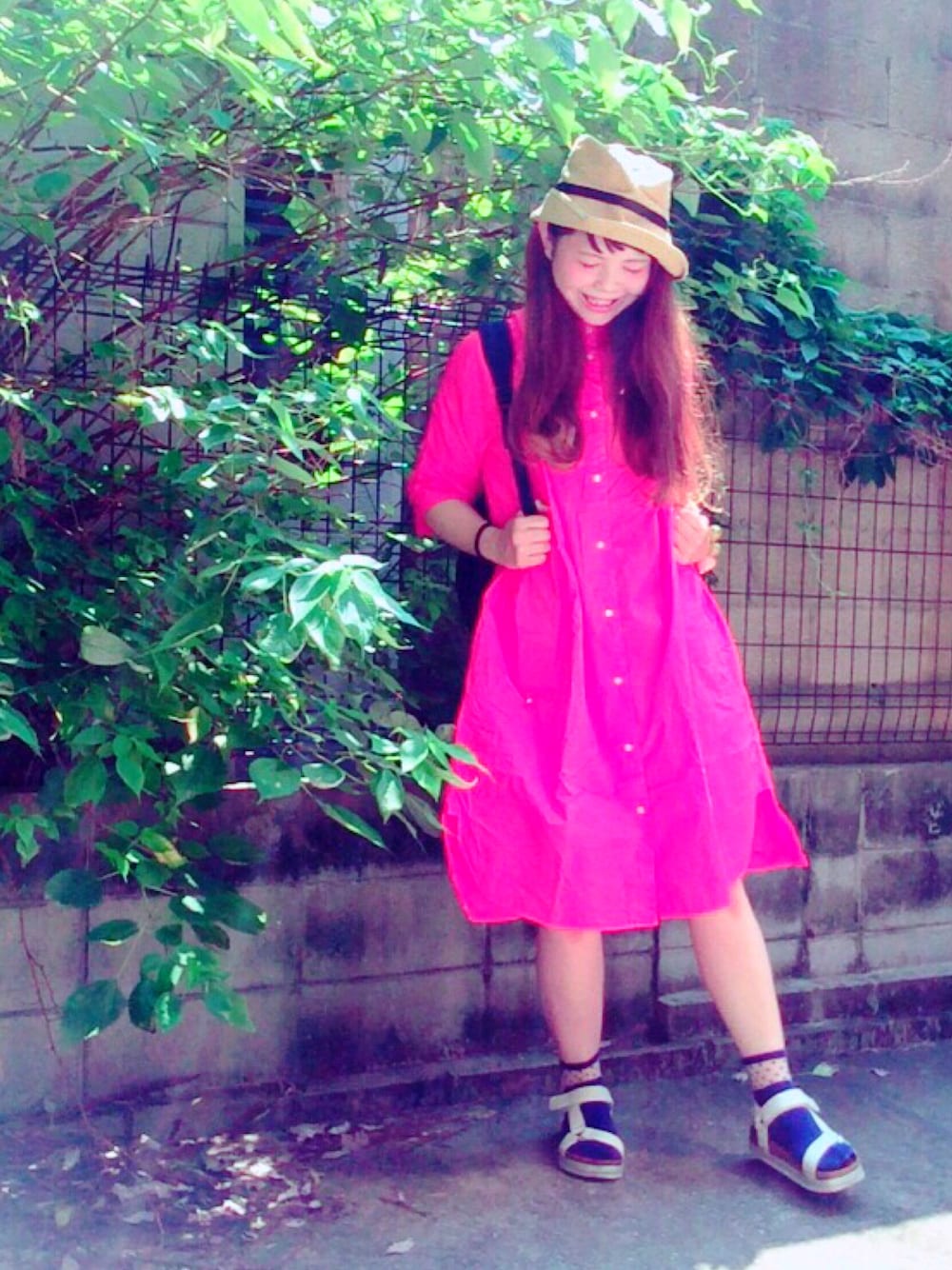 「夏、赤ワンピース、洋服好きさんこの指と〜まれっ☝️☺️」｜「bulle de savonのアイテム（ハット、ベージュ系）」を使った、ありじさん（レディース・168cm）の夏コーディネートの1枚目の写真