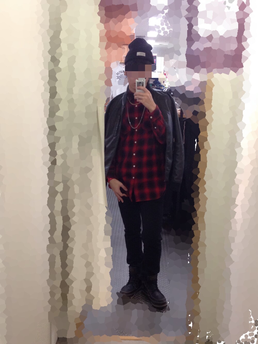 レッド系のシャツ/ブラウス、ブラック系のパンツ、ブラック系のブーツを着用したメンズの冬コーディネートの1枚目の写真