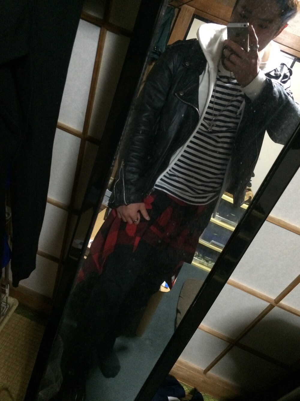 「ライダース、チェックシャツ」｜「AZUL by moussyのアイテム（その他パンツ、ブラック系）」を使った、ryotaさん（メンズ・167cm）の冬コーディネートの1枚目の写真