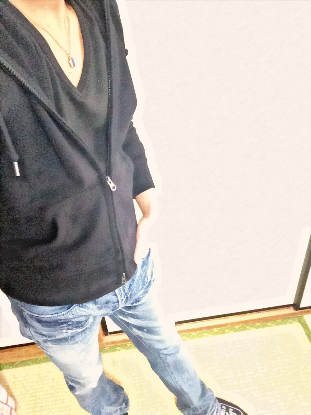 「パーカー、パーカーコーデ、デニム、デニムパンツ」｜「UNIQLOのアイテム（パーカー、ブラック系）」を使った、ryotaさん（メンズ・167cm）の春コーディネートの1枚目の写真