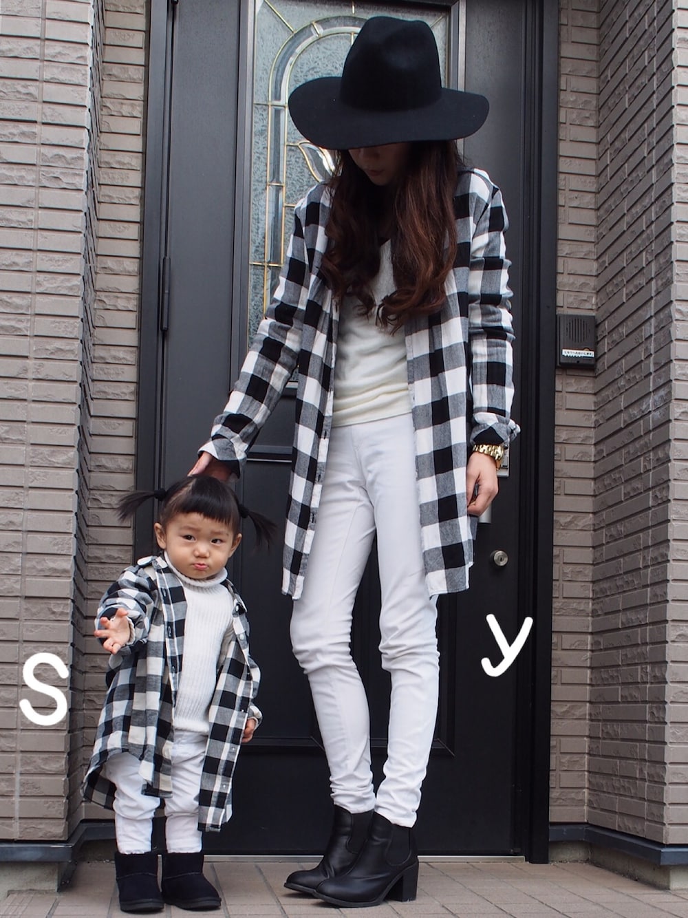 その他のワンピース、ホワイト系のニット/セーター、ホワイト系のその他パンツを着用したキッズの冬コーディネートの1枚目の写真