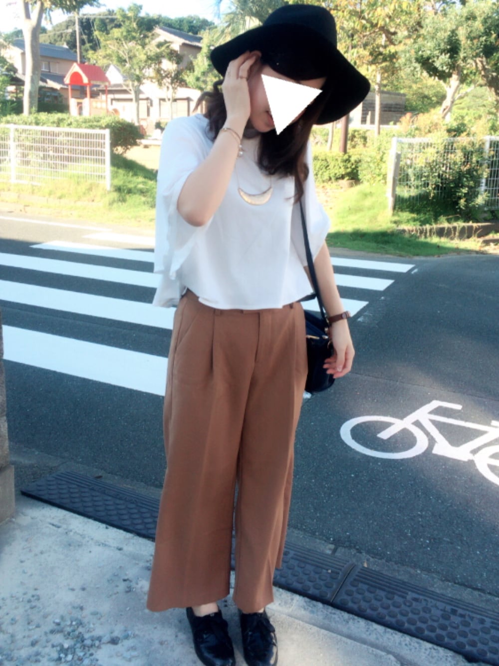 ホワイト系のTシャツ/カットソー、ブラウン系のパンツ、ブラック系のパンプスを着用したレディースの秋コーディネートの1枚目の写真