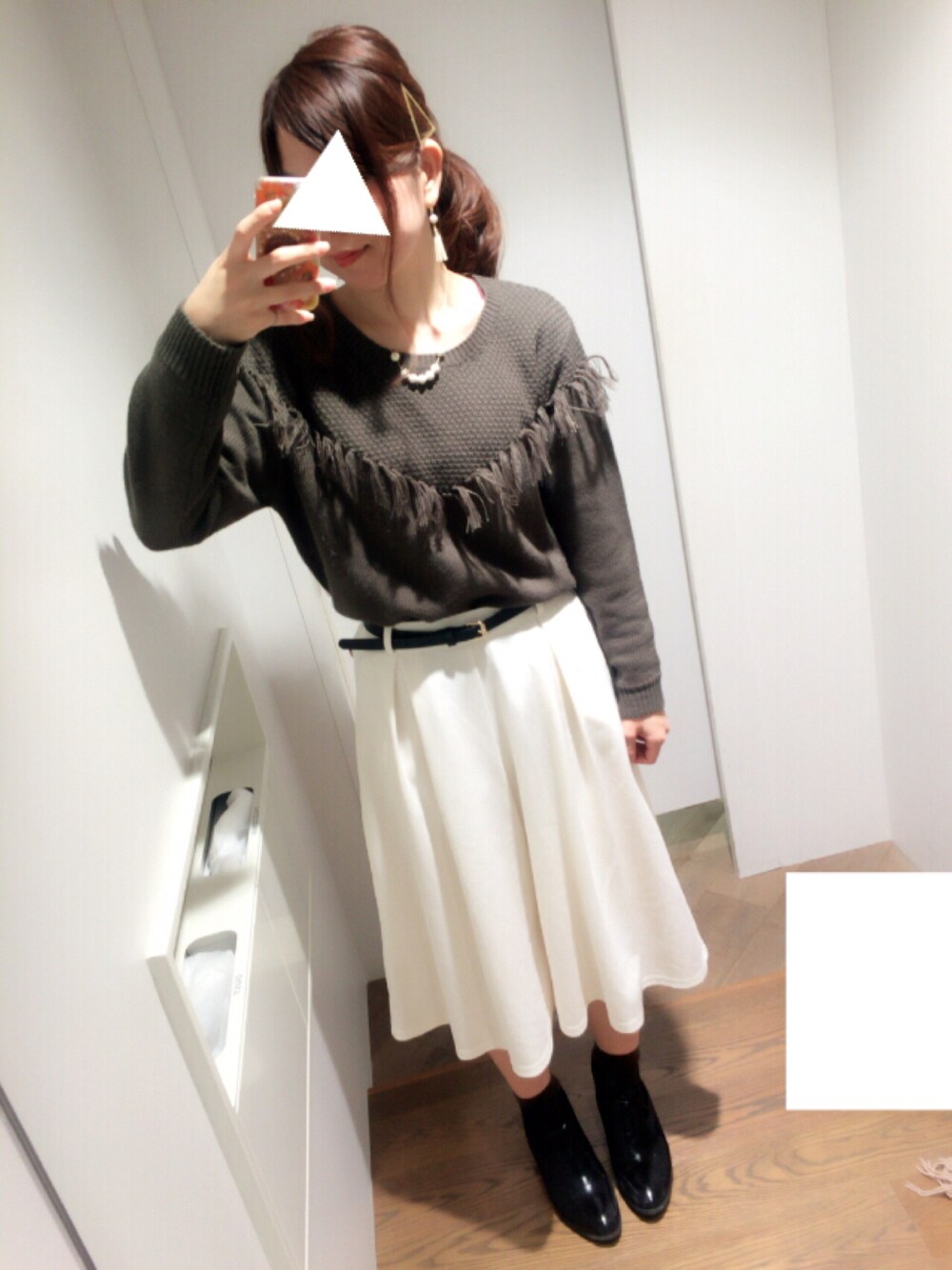 グリーン系のトップス、ホワイト系のパンツ、ブラック系のシューズを着用したレディースの冬コーディネートの1枚目の写真