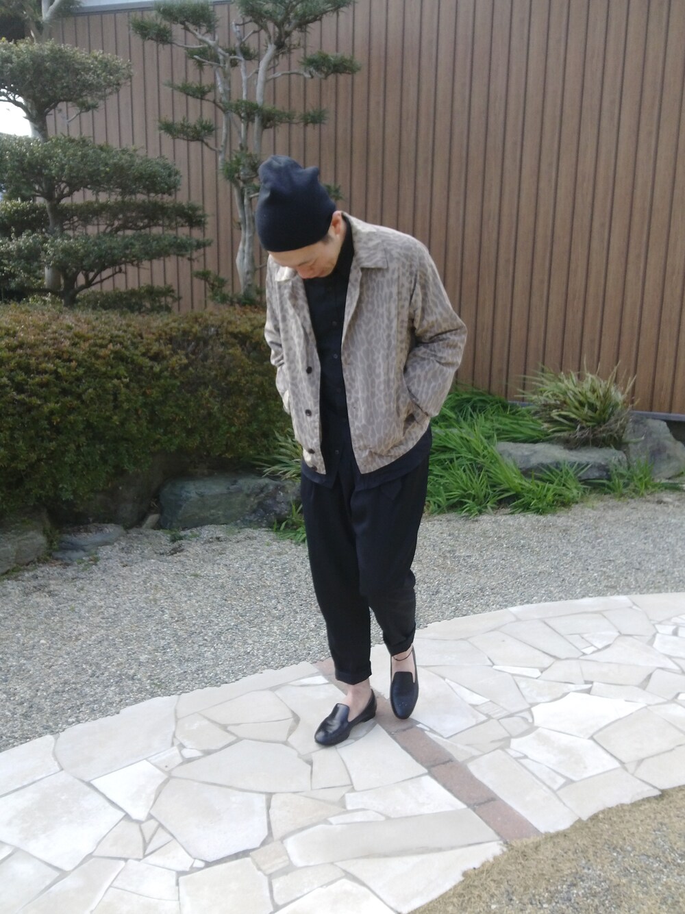 「ドリス、スリッポン、レオパード柄、hender  scheme」｜「DRIES VAN NOTENのアイテム（ナイロンジャケット、ベージュ系）」を使った、砂鯨さん（メンズ・176cm）の冬コーディネートの1枚目の写真
