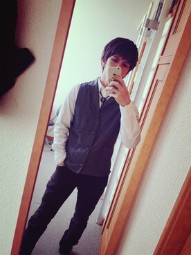 「GU（ジーユー）のアイテム（チノパンツ、ブラウン系）」を使った、Shinzato Atomさん（メンズ・170cm）の春コーディネート