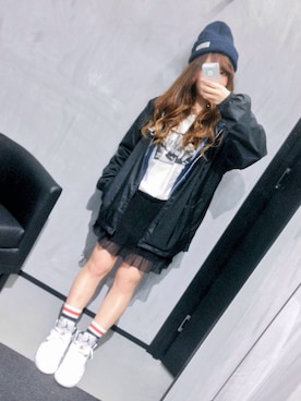 「バンドT」｜「アイテム（ナイロンジャケット）」を使った、YUIさん（レディース・148cm）の春コーディネート