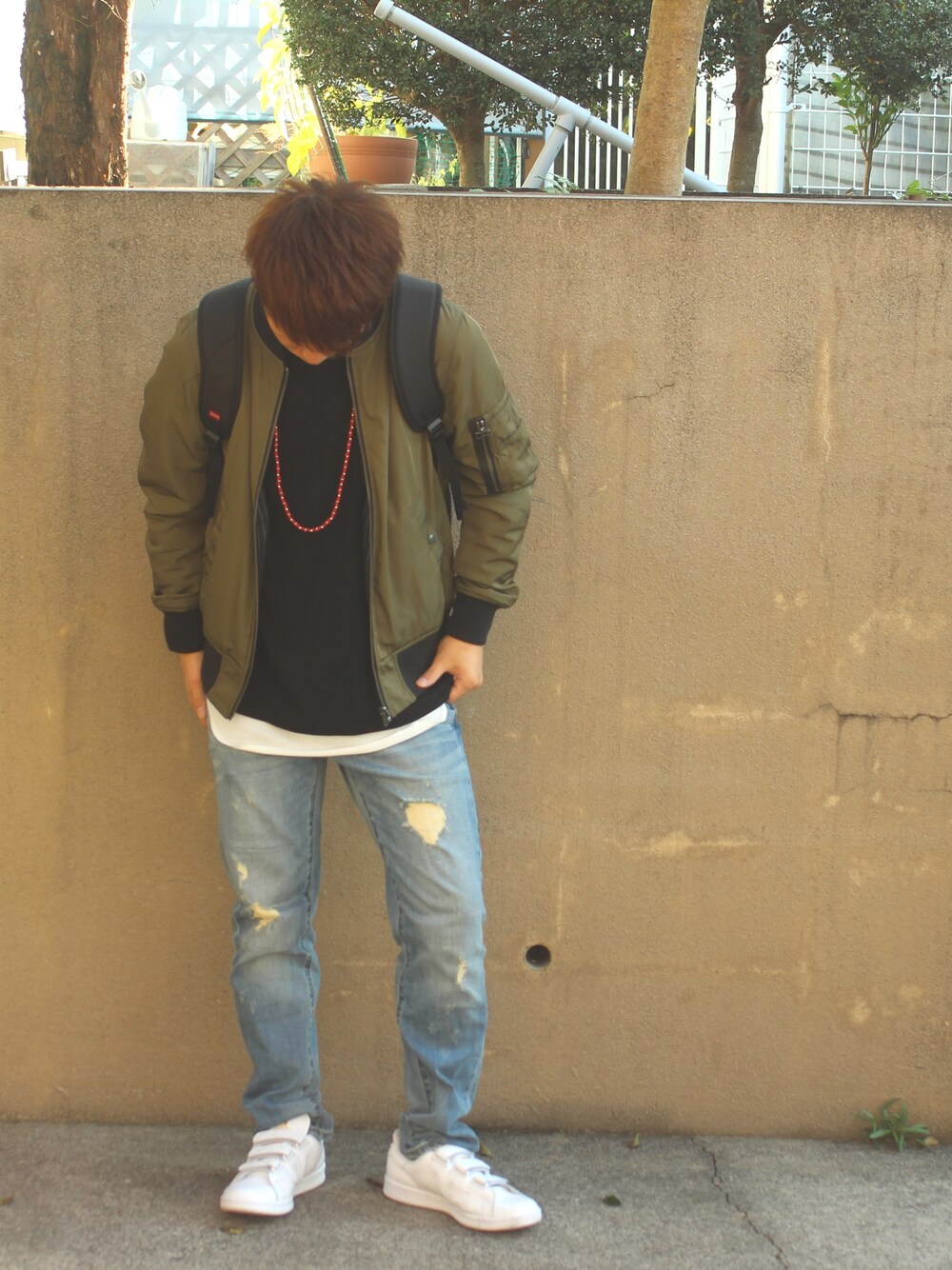「URBAN RESEARCHのALPHA INDUSTRIES×URBAN RESEARCH iD　別注MA-1 BLOUSON（MA-1、グリーン系）」を使った、コウキさん（メンズ・165cm）の秋コーディネートの1枚目の写真