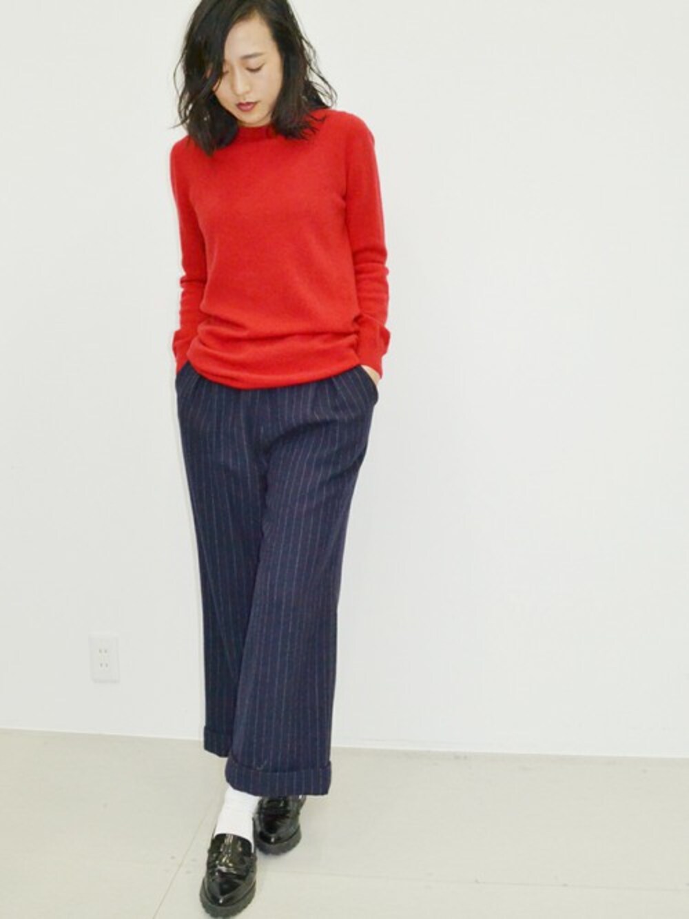 ブルー系のその他パンツ、レッド系のニット/セーターを着用したレディースの冬コーディネートの1枚目の写真