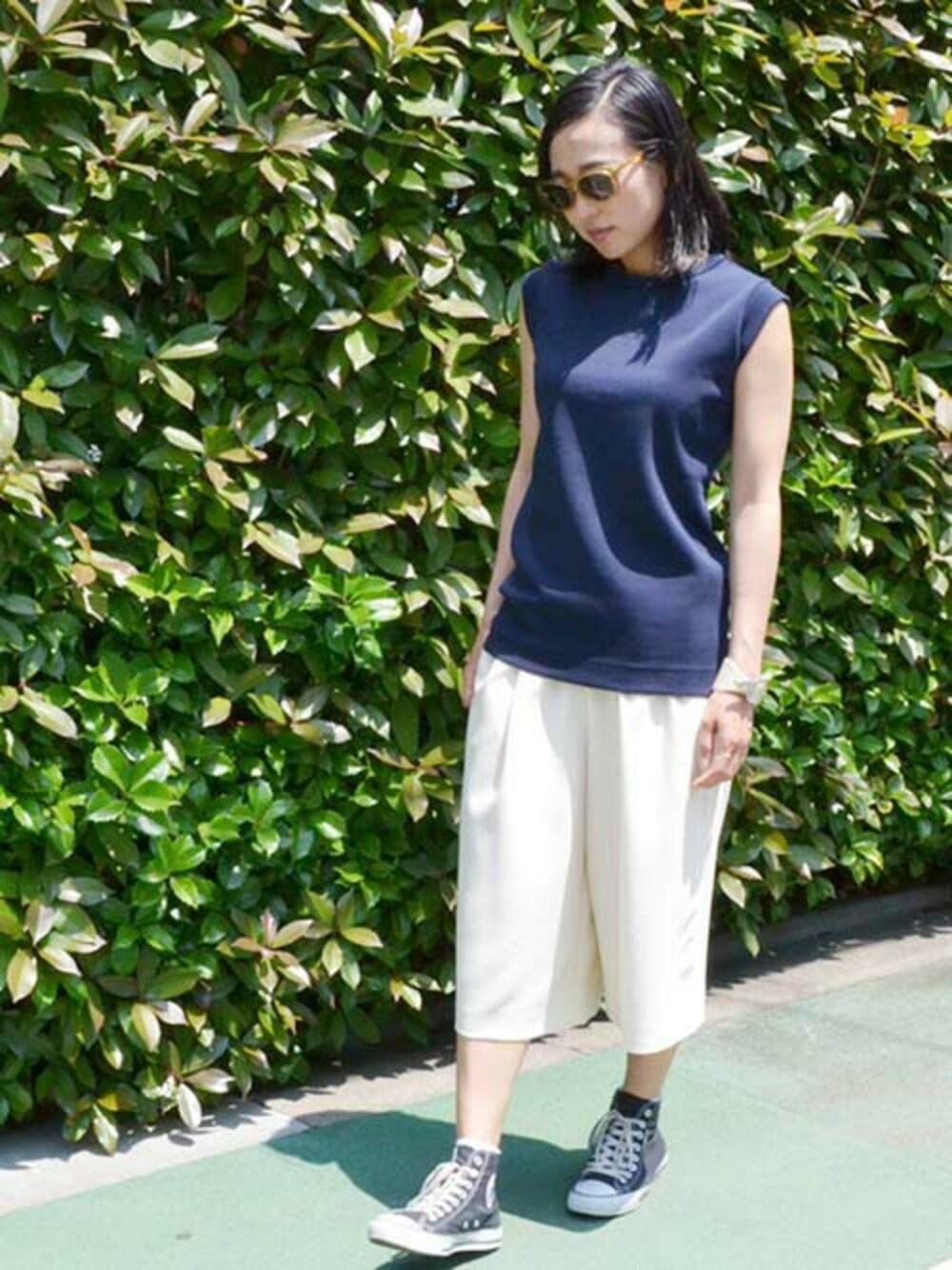 ブルー系のタンクトップ、ホワイト系のその他パンツを着用したレディースの春コーディネートの1枚目の写真