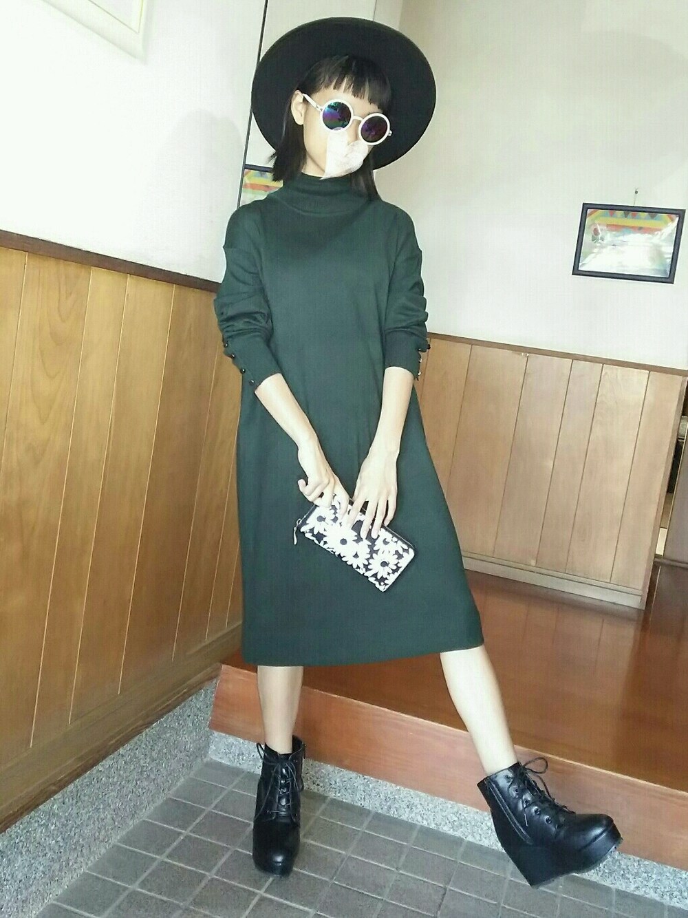 「GU、ニットワンピース、黒ハット、黒ブーツ、WEGO、グリーン、サングラス」｜「GRANDEDGEのアイテム（帽子、ブラック系）」を使った、まひろさん（レディース・146cm）の秋コーディネートの1枚目の写真