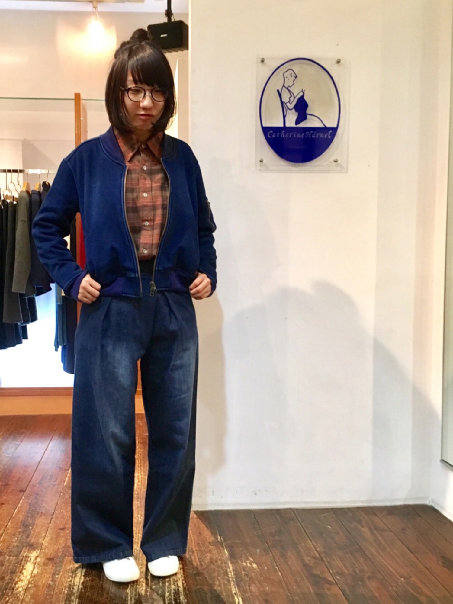 Catherine Harnelのデニムジャケットを使った人気ファッション