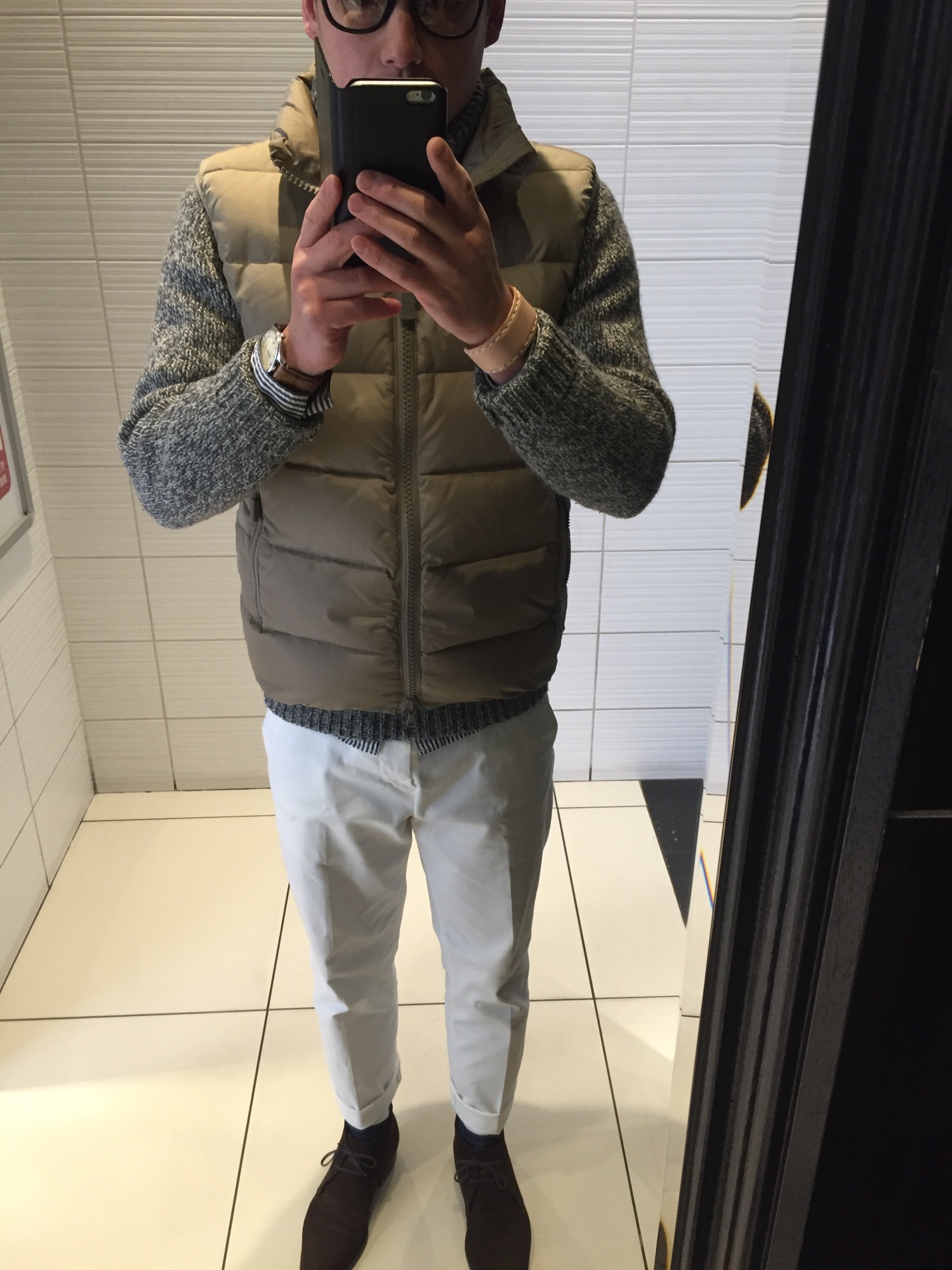 ASPESIのダウンベスト（ベージュ系）を使った人気ファッション