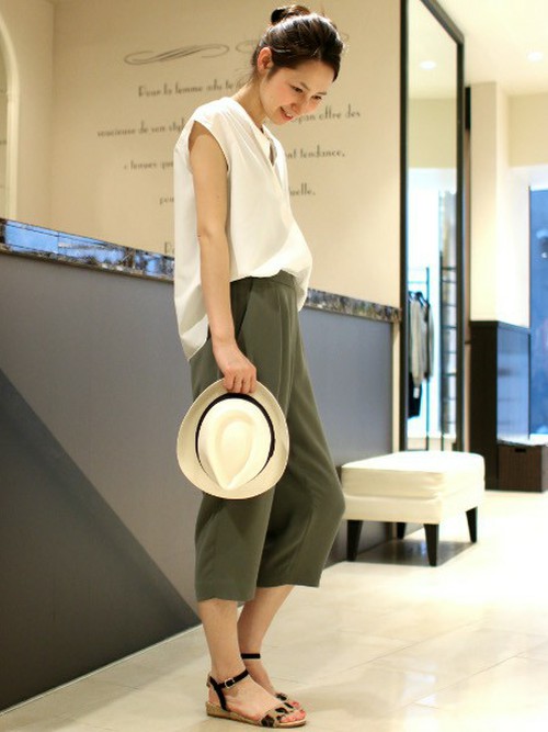 パンツを使った「オーバーブラウス」の人気ファッションコーディネート