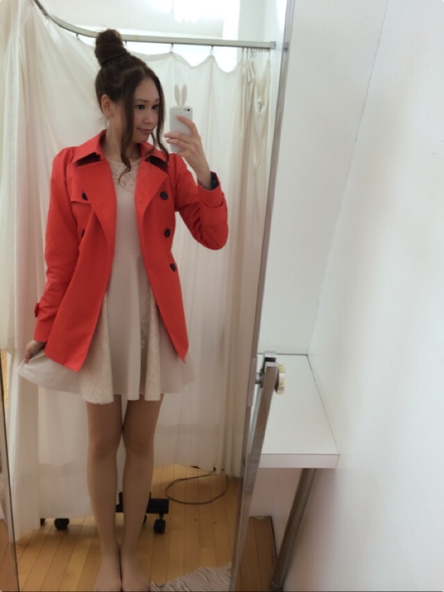 COACH　スプリングコート　オレンジ COACHのトレンチコート（オレンジ系）を使った人気ファッション