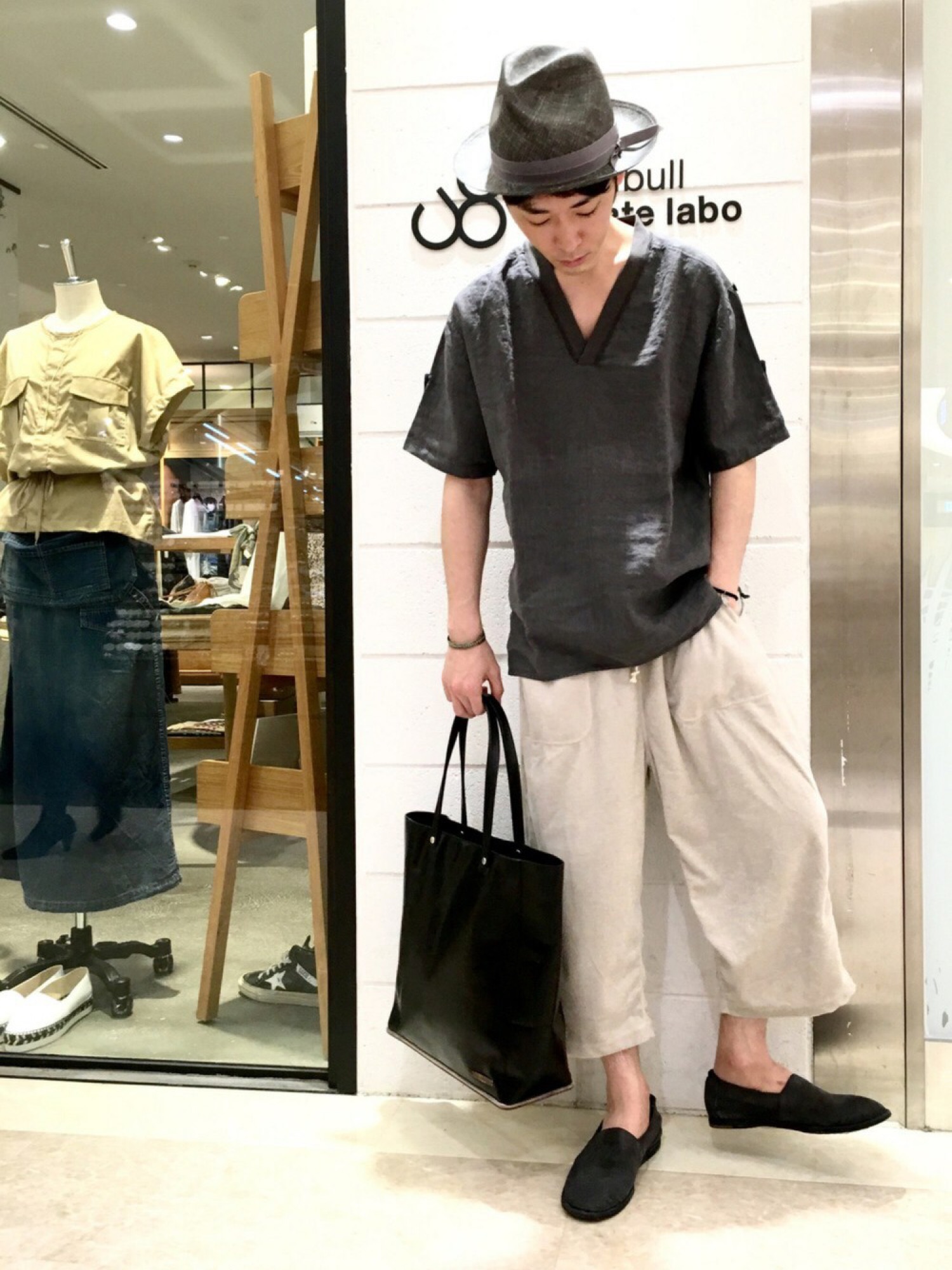 nil admirariのトートバッグを使った人気ファッションコーディネート 