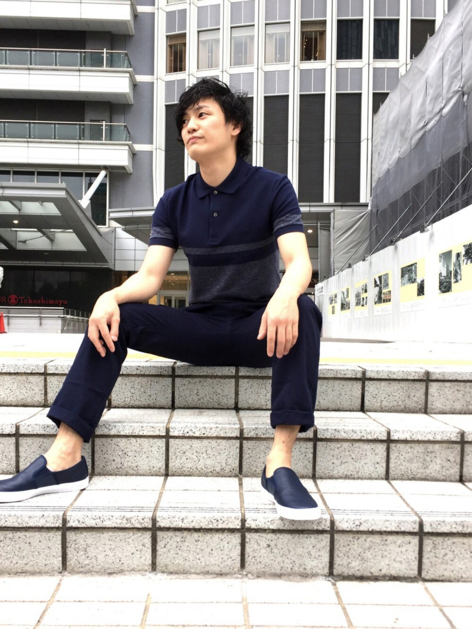 LACOSTEのスラックスを使った「ネイビー」の人気ファッション