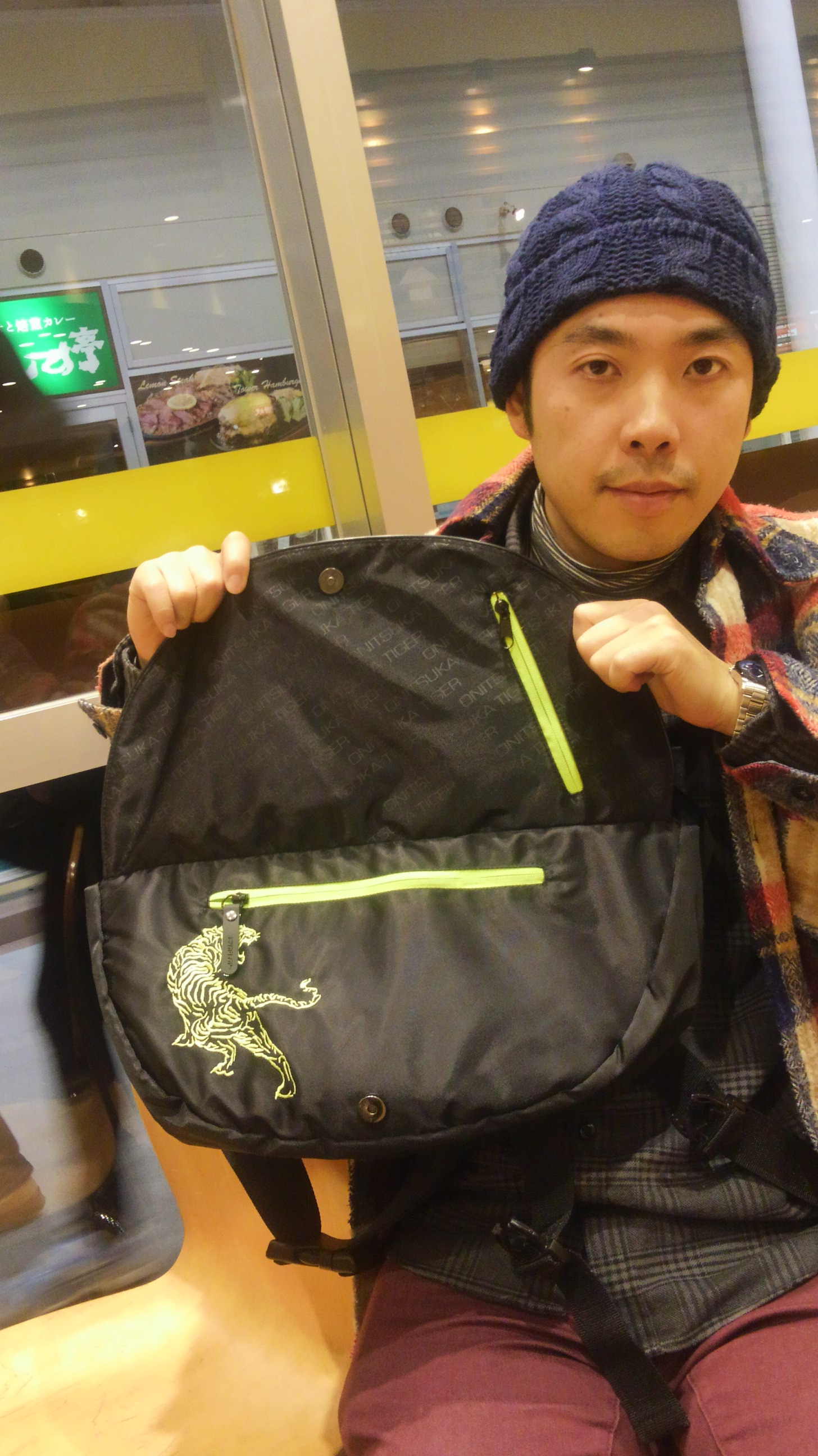 Onitsuka Tigerのメッセンジャーバッグを使った人気ファッション