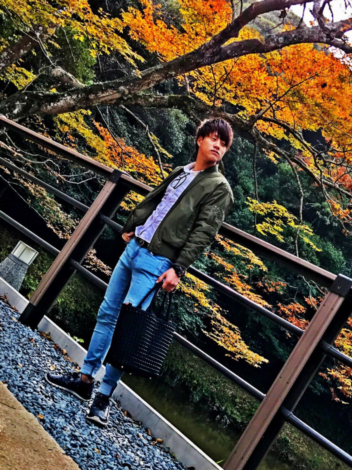 Christian Louboutinのトートバッグを使ったメンズ人気ファッション