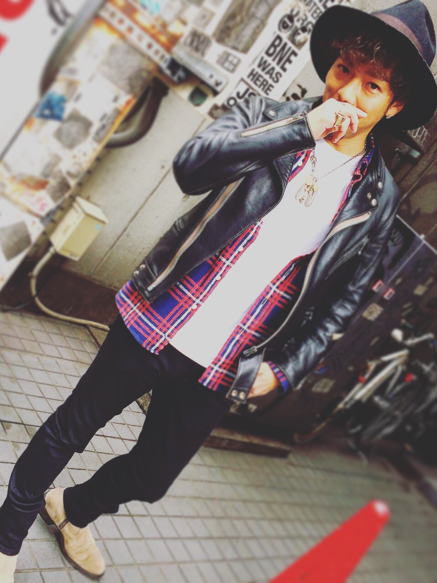 ライダースジャケットを使った「赤ﾁｪｯｸｼｬﾂ」のメンズ人気ファッション