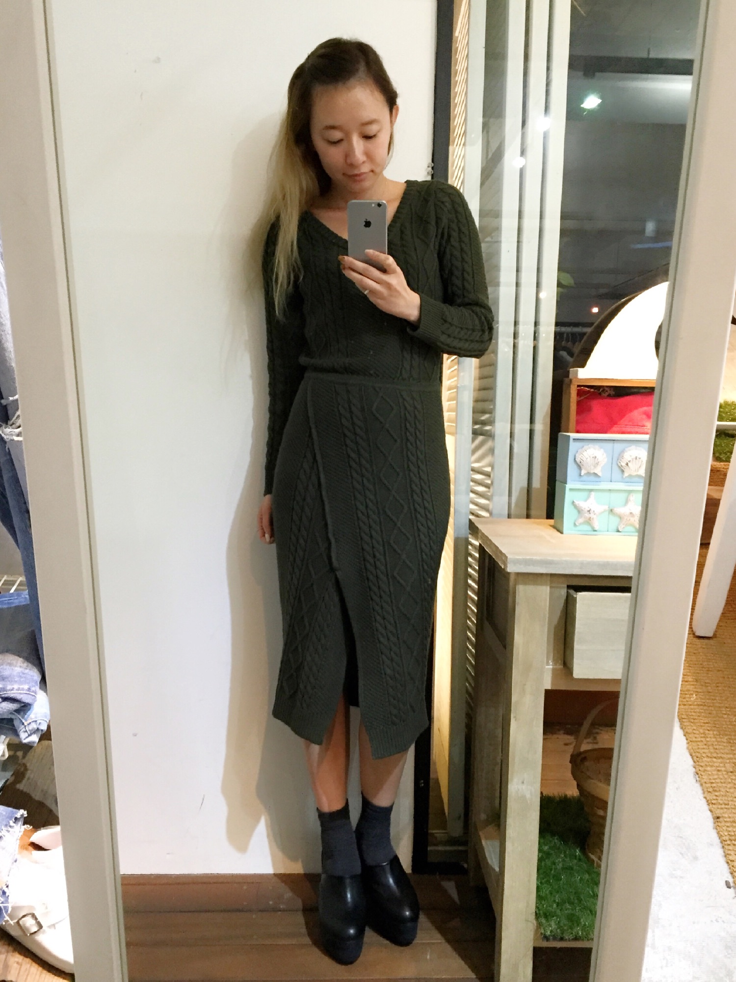 リリーブラウンLily Brown ラップ風ニットロングワンピース カーキ