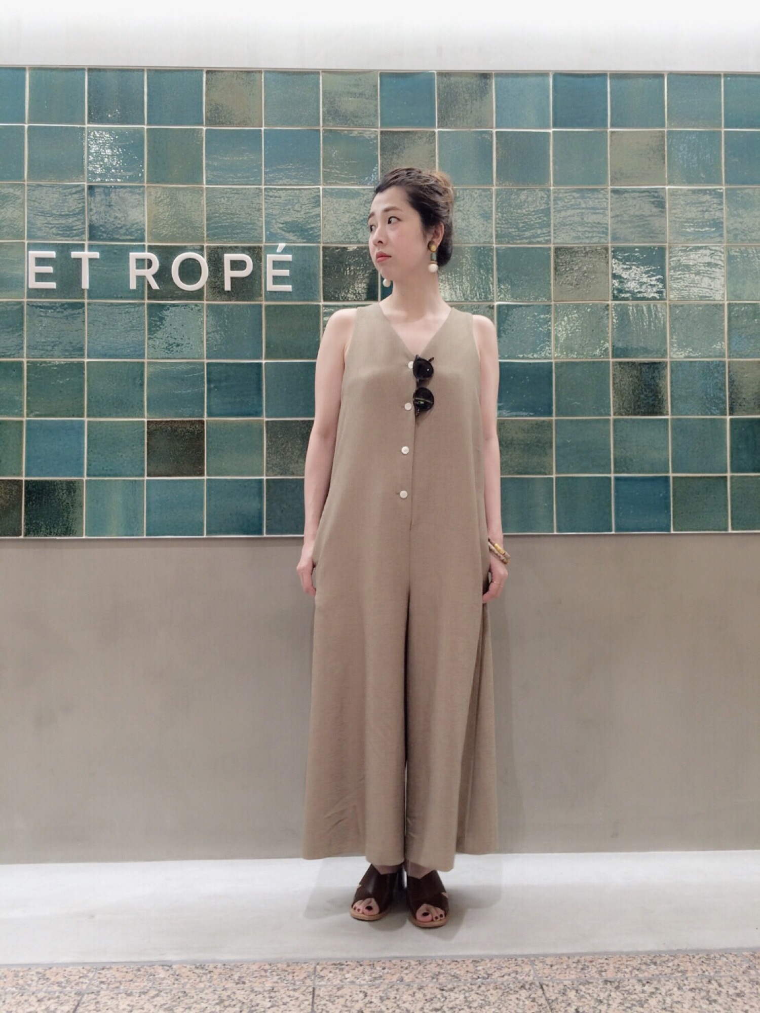ADAM ET ROPE'（アダムエロペ）の「Vネックフロント釦ロンパース