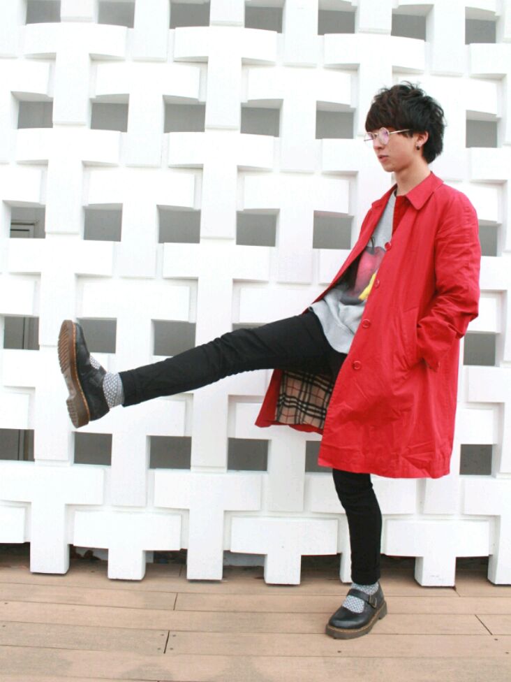BURBERRYのステンカラーコート（レッド系）を使った人気ファッション