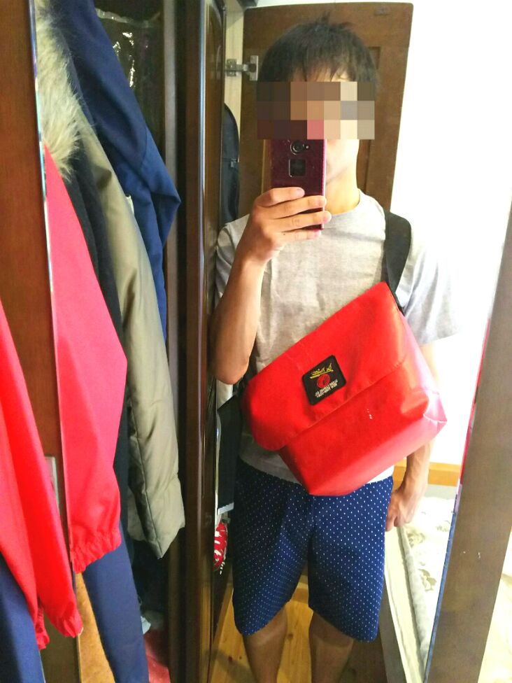 De Martiniのメッセンジャーバッグを使ったメンズ人気ファッション